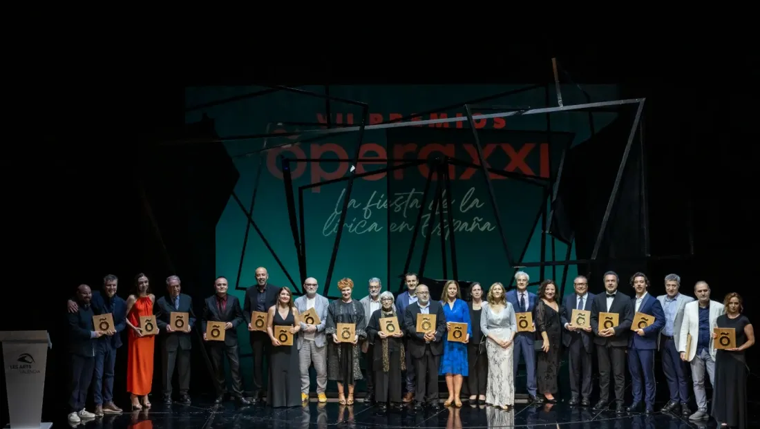 Foto oficial dels premiats a l’escenari | © Mikel Ponce Foto oficial dels premiats a l’escenari | © Mikel Ponce