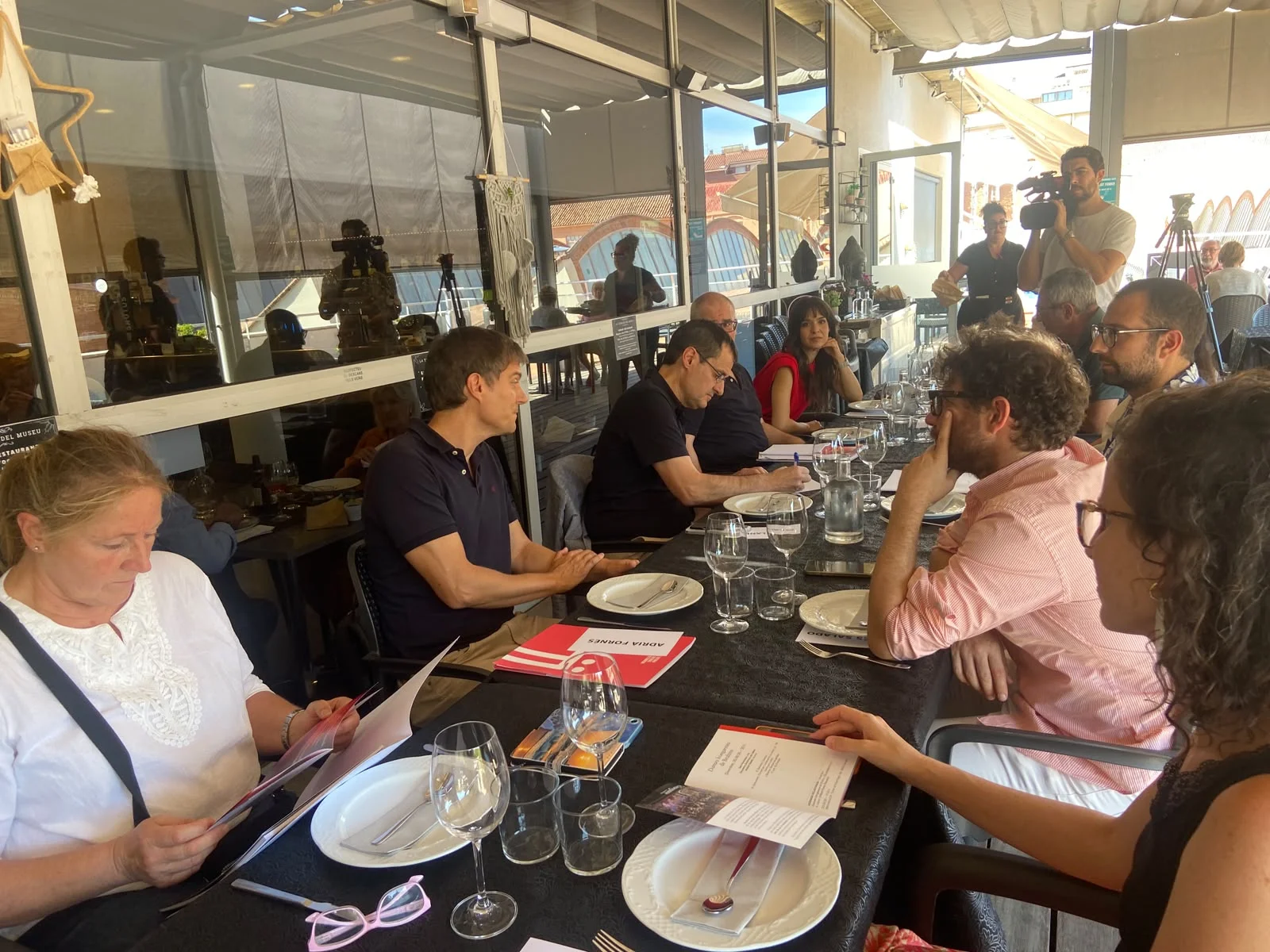 Imatge del dinar amb la premsa a Terrassa | © Isabel Marquès (LaFACT)
